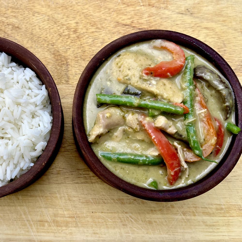 Frozen: Thai chicken and aubergine curry with red pepper, lime leaves and green beans. Serves two